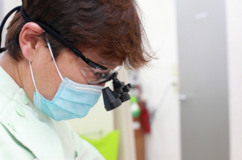 拡大鏡による精密治療