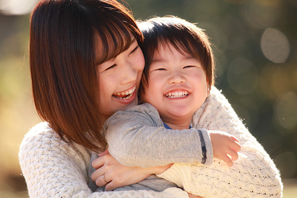 抱きつく親子