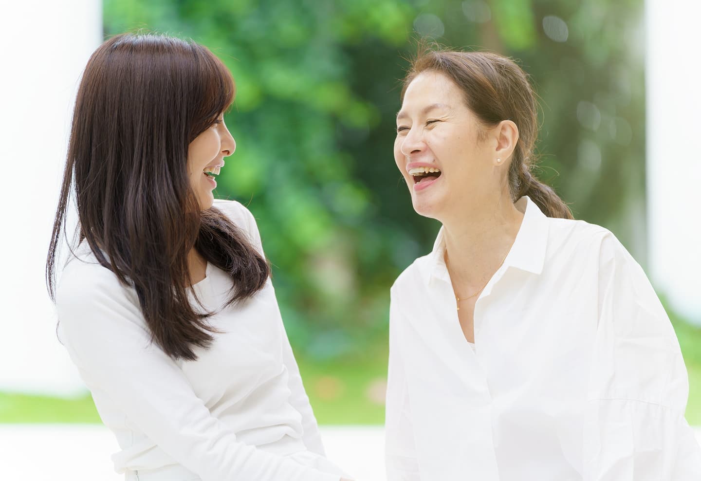 笑い合う女性2人
